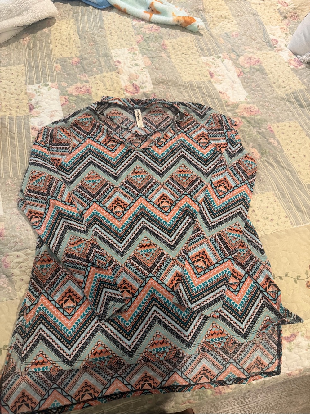 b&b Boutique Criss Cross Front High Low Top Size L